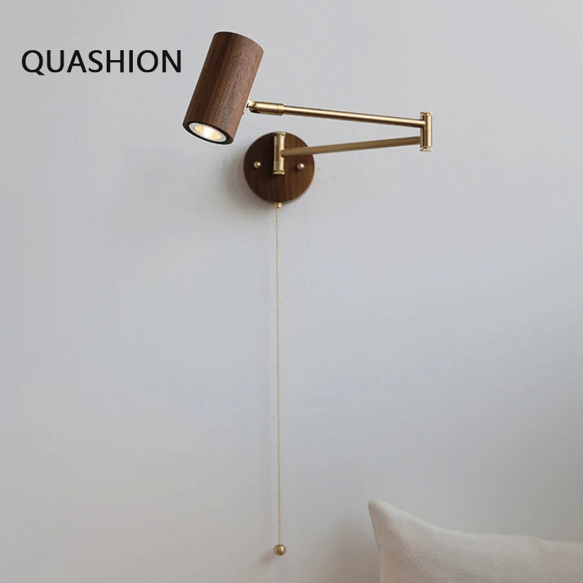 QUASHION Moderne Hotel-Wandleuchte aus Holz & Eisen – Schwenkbar, Rotierbar, Spotlicht mit Zugschalter, Designer Wandlampe.