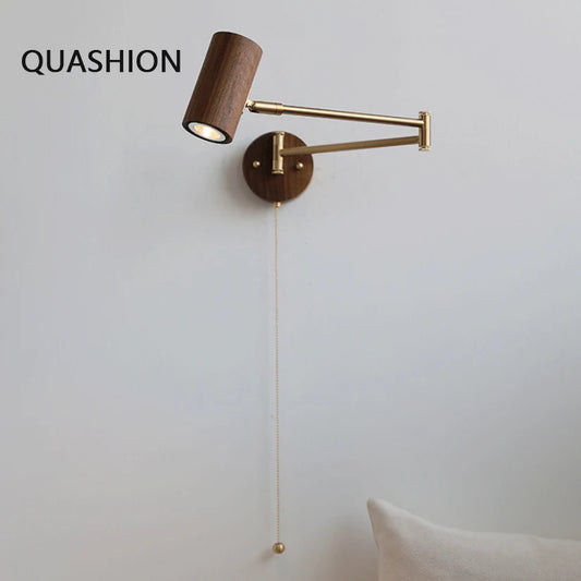 QUASHION Moderne Hotel-Wandleuchte aus Holz & Eisen – Schwenkbar, Rotierbar, Spotlicht mit Zugschalter, Designer Wandlampe.