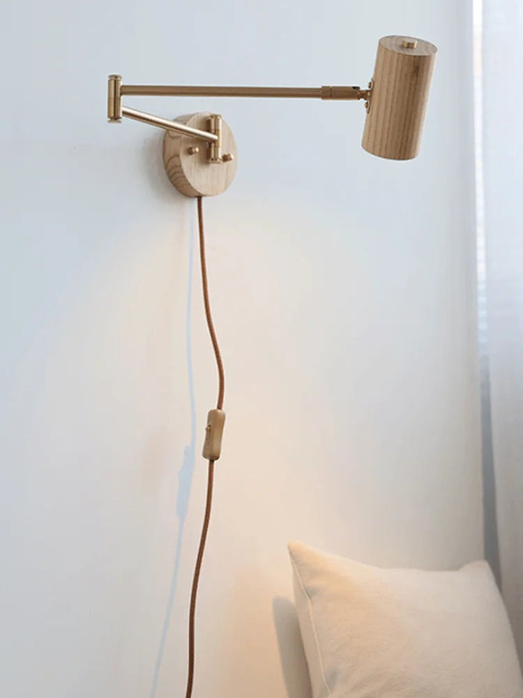QUASHION Moderne Hotel-Wandleuchte aus Holz & Eisen – Schwenkbar, Rotierbar, Spotlicht mit Zugschalter, Designer Wandlampe.